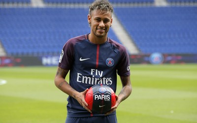 爱游戏精华-吉马良斯这脚射门势大力沉